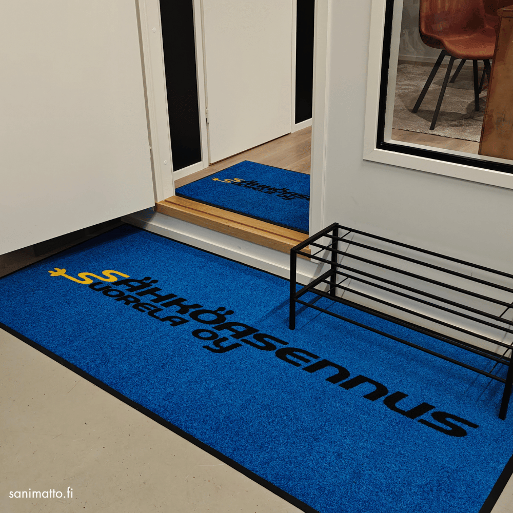 Sininen matto yrityksen logolla